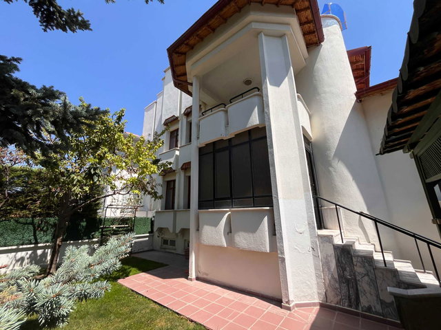REMAX POINT'TEN YAKA EMİN VİLLA KENT SITESI'NDE KÖŞE PARSEL SATILIK VILLA