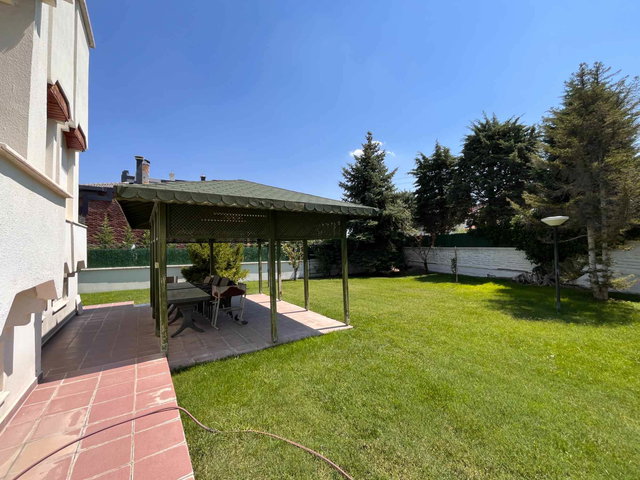 REMAX POINT'TEN YAKA EMİN VİLLA KENT SITESI'NDE KÖŞE PARSEL SATILIK VILLA