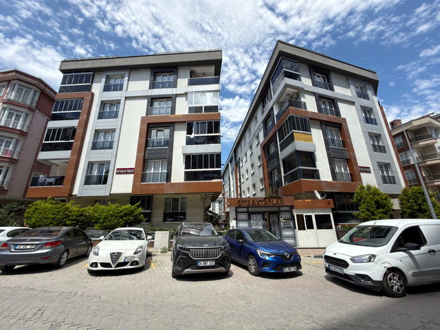 YENİBOSNA SİTE AKTAŞLARDA SATILIK BÜYÜK TİP 2+1 DAİRE
