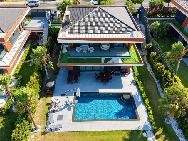 ÇEŞME DALYAN'DA DENIZE SIFIR TAM MÜSTAKIL LÜKS VILLA