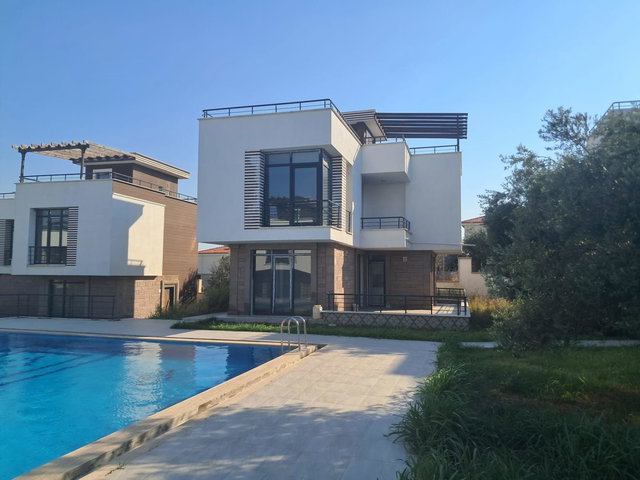 GÖMEÇ KARAAĞAÇ’TA SIFIR 3+1 KİRALIK VİLLA | HAVUZLU SİTE, 2 BANYO, 4 CEPHE
