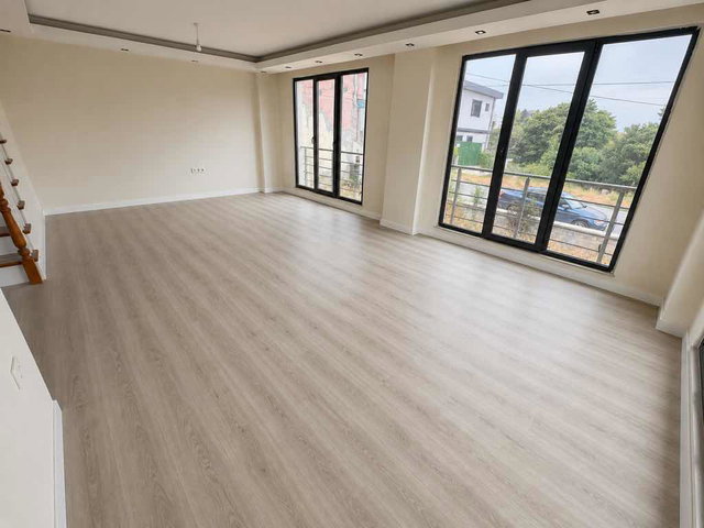 AKFIRAT'TA BALKONLU GENİŞ VE FERAH TRİPLEKS VİLLA