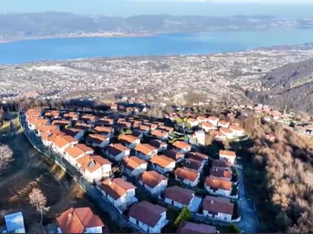 SAPANCA, GÖL VE DOĞA MANZARALI EŞYALI SATILIK  VİLLA