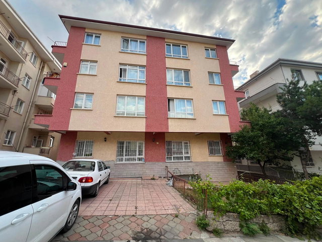 ÇETİN EMEÇ YAKINI BÜKÜLMEZ SOKAKDA FULL EŞYALI KİRALIK 3+1 DAİRE