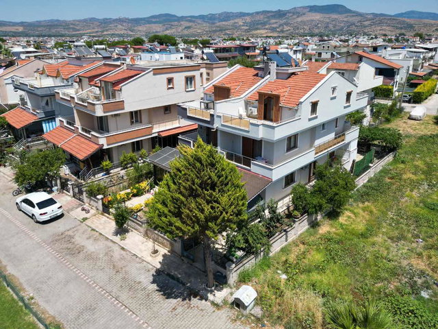 DİKİLİ CUMHURİYET’TE PARK ÖNÜ | DENİZE YAKIN | FULL EŞYALI İKİZ VİLLA