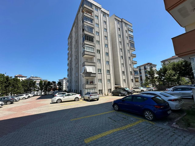 METROYA YÜRÜME MESAFESINDE IHLAMUR EVLERI 2 SITESINDE 140 M² 3+1