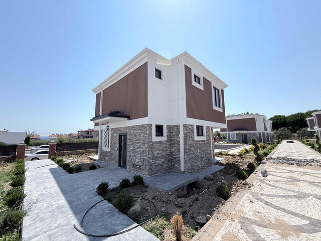 KÜÇÜKKUYU’DA SATILIK SIFIR 3+1 VİLLA