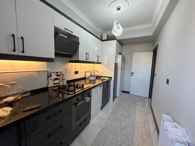 ÇEKMEKÖY EKŞİOĞLU MAH.YENİ BİNADA ARAKAT SATILIK 2+1 DAİRE