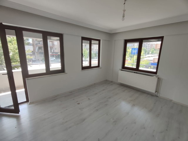 REMAX MODEL DEN ULUS CADDESINDE İÇİ YENILENMIŞ 3+1 KİRALIK DAIRE