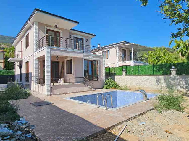 REMAX MAVİ CANSU SOY'DAN PAMUKOVA'DA HAVUZLU MÜSTAKİL VİLLA