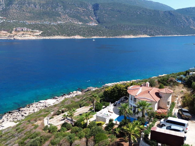 KAŞ ANDİFLİ’DE DENIZE SIFIR, KENDINE AIT PLAJI OLAN 4+1 SATILIK VİLLA | 200 M² NET
