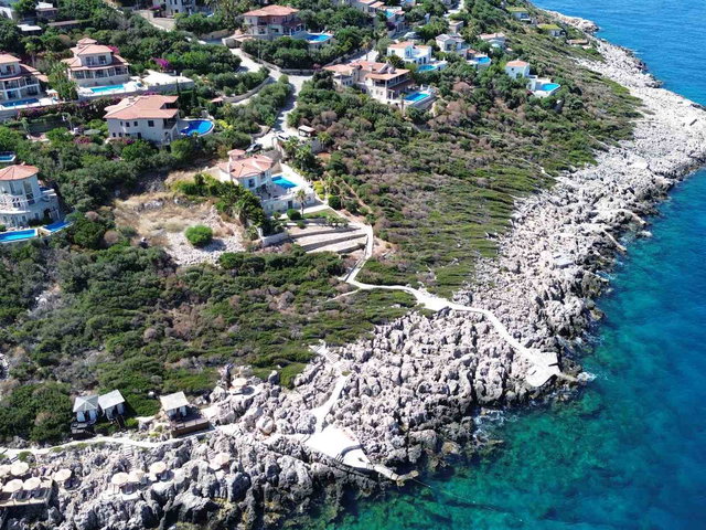 KAŞ ANDİFLİ’DE EŞYALI 4+1 DENIZE SIFIR KENDINDEN PLAJLI BENZERSIZ KIRALIK VILLA