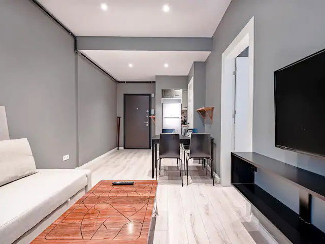1304738781 İLANLAR BEBEK'TE SAHILE YAKIN, MASRAFSIZ, EŞYALI 1+1 DAIRE