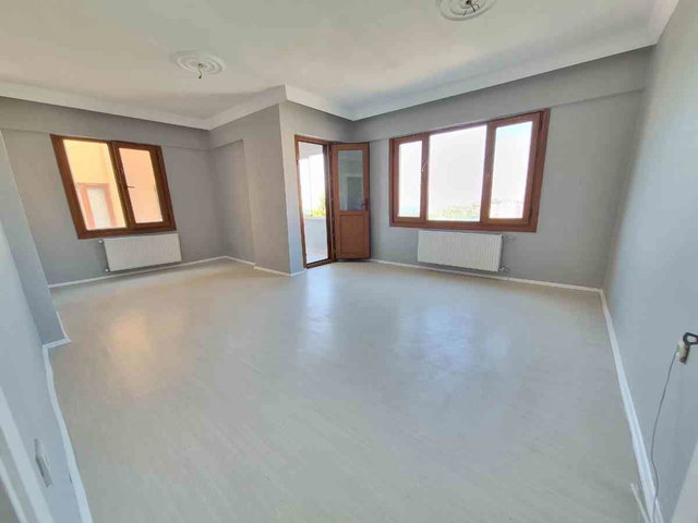 KARTAL AKYILMAZLAR SITESINDE GENIŞ BOŞ 3+1 KIRALIK DAIRE