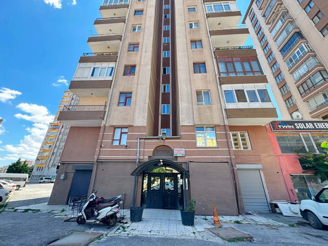 TACETTİNVELİ MAHALLESINDE 3+1 SATILIK 3 CEPHELI GENIŞ DAIRE
