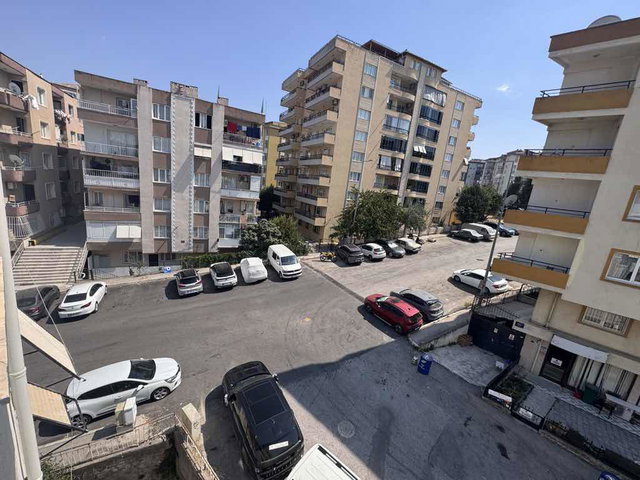 BUCA’DA GÜNEY CEPHELİ, EN ÜST KAT 2.5+1 DAİRE | BALKONLU, DOĞALGAZ KOMBİLİ