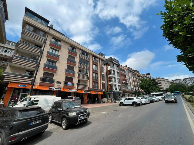 ÜMRANIYE İSTIKLAL MAH.' DE ARAKAT SATILIK 2+1 BOŞ GENIŞ DAIRE