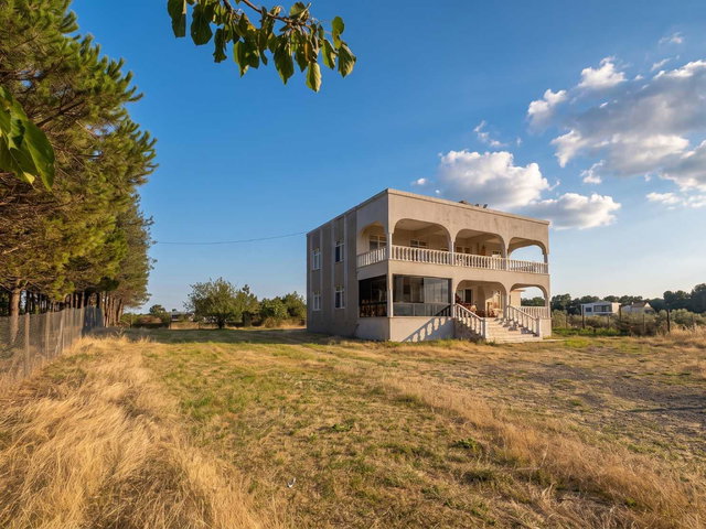 SAMSUN YALI MAH’DE 6.000 M² ÖZEL ALANLI, DENİZE SIFIR VİLLA