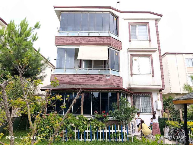 REMAX MAVİDEN DENİZE 4 SIRADA GENİŞ BAHÇE KULLANIMLI EŞYALI 2+1