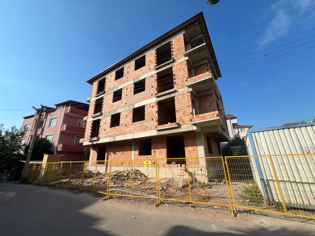 KÖRFEZ YENİYALI'DA MERKEZİ KONUMDA 2+1 SATILIK ARA KAT DAİRE