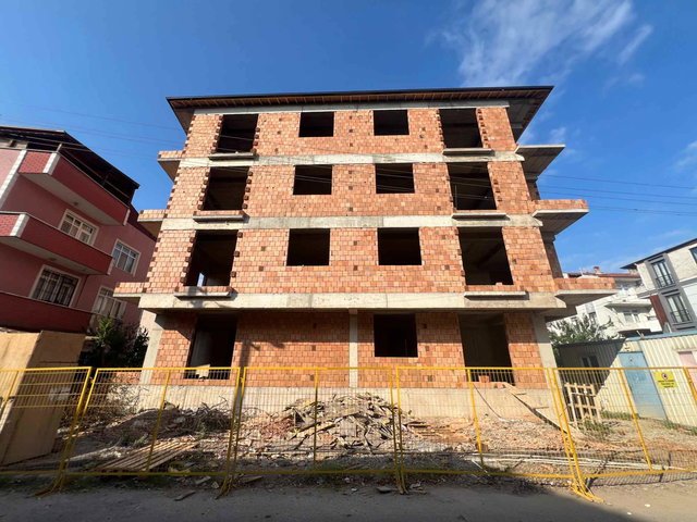 KÖRFEZ YENİYALI'DA MERKEZİ KONUMDA 2+1 SATILIK ARA KAT DAİRE