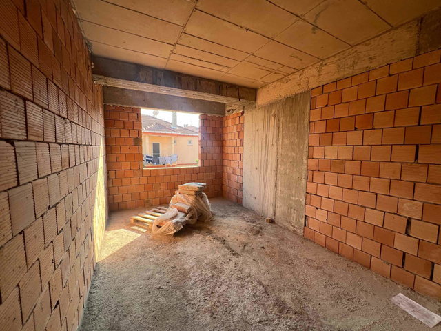 KÖRFEZ YENİYALI'DA MERKEZİ KONUMDA 2+1 SATILIK ARA KAT DAİRE