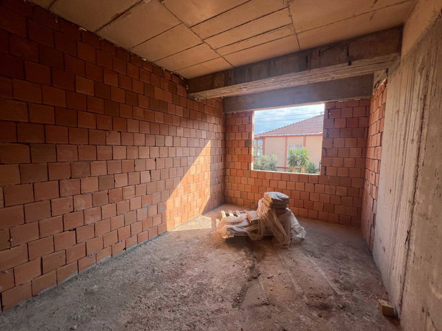 KÖRFEZ YENİYALI'DA MERKEZİ KONUMDA 2+1 SATILIK ARA KAT DAİRE