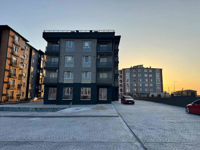 HATİP'TE HAVUZLU SİTEDE SATILIK 1+1 DAİRE