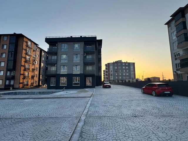HATİP'TE HAVUZLU SİTEDE SATILIK 1+1 DAİRE