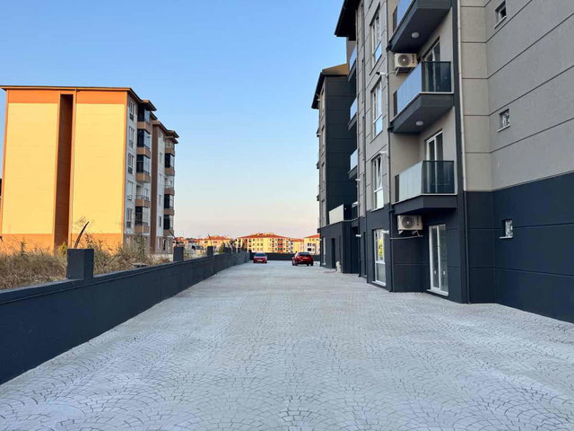 HATİP'TE HAVUZLU SİTEDE SATILIK 1+1 DAİRE