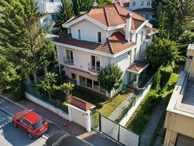 ATAŞEHİR'DE 12 ODALI 870 M² BAHÇELİ MÜSTAKİL VİLLA