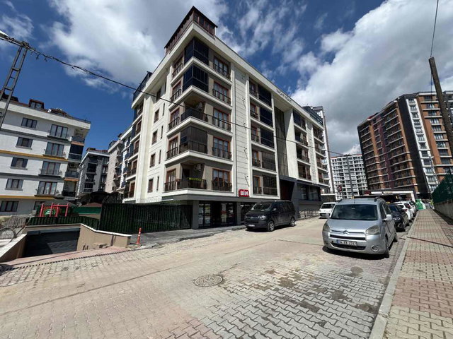 REMAX TEN BEYLİKDÜZÜ 11.MAHALLE YANI KAPALI OTOPARKLI GENİŞ 2+1