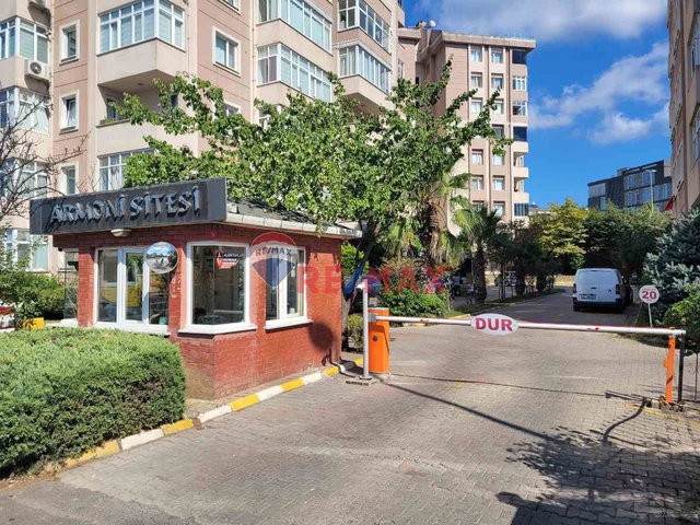 REMAX ASHILL ÇEKMEKÖY MERKEZ ARMONI SITESINDE 4+1 SATILIK DAIRE