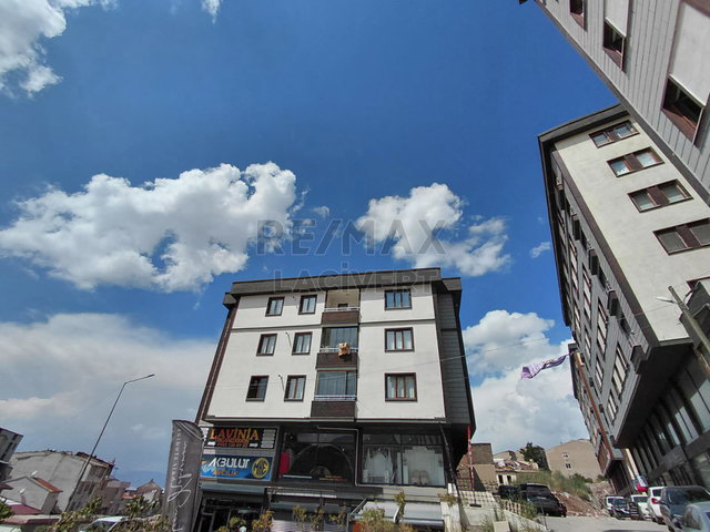 RE/MAX LACIVERT'TEN ŞEHIR MERKEZI'NDE 3+1 LÜX DAIRE