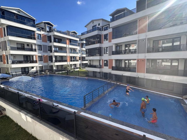 GÖLCÜK ATATÜRK MAHALLESI PRESTIJ SITEDE 3 + 1 BAHÇE PLEKSI HAVUZLU DAIRE