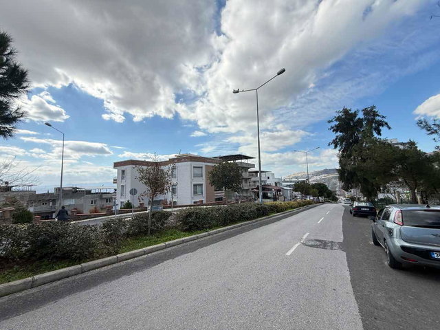 BORNOVA EVKA 4 'TE ASANSÖRLÜ DOĞALGAZLI KIRALIK 2+1 DAIRE