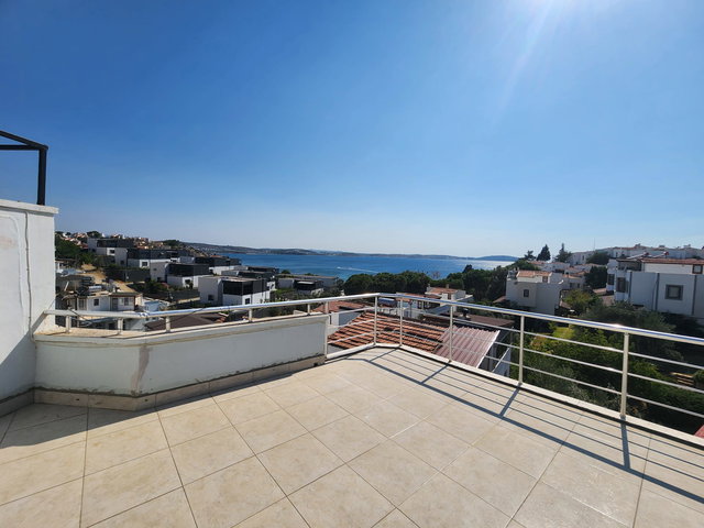 RE/MAX İNCİ'DEN PELİTKÖY İÇMELER'DE SATILIK DENİZ MANZARALI BAHÇELİ VİLLA