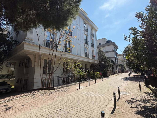 KADIKÖY MERKEZ HASIRCI'DA FULL EŞYALI GENÇ BINA 1+1 KIRALIK