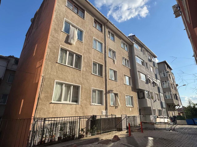 CANSET ATICI'NDAN ÜSKÜDAR MURAT REIS MAHALLESI'NDE GENIŞ 2+1 DAIRE