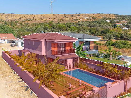 ÇEŞME REİSDERE’DE 400 M² ARSA İÇİNDE ÖZEL HAVUZLU, KIŞ BAHÇELİ, EŞYALI 4+1 VİLLA