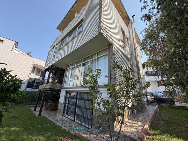 ADANA ÇUKUROVA’DA SİTE İÇİNDE 660 M² BRÜT, 8+2, 3 KATLI LÜKS VİLLA | 4 BANYO