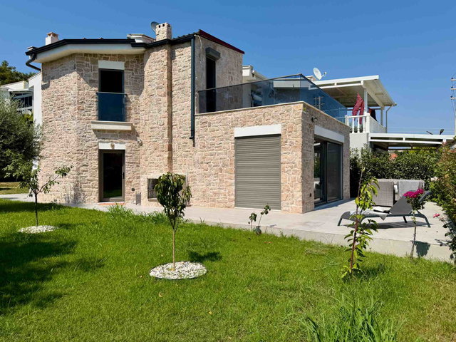 YAVANSU’DA DENİZE YAKIN TAŞ KONSEPT 4+1 BAHÇELİ DUBLEKS VİLLA