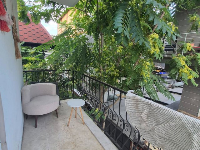 KINIKLI KAMPÜSTE, GENİŞ, ARAKAT, BALKONLU 1+1 APART