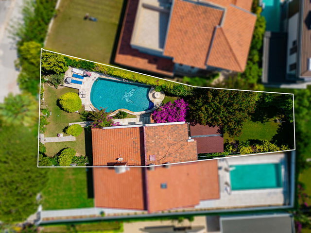 ÇEŞME BOYALIKTA DENİZ MANZARALI HAVUZLU 4+1 YILLIK KİRALIK VİLLA