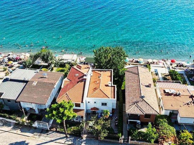 RE/MAX İNCİ'DEN EDREMİT ALTINOLUK'TA SATILIK DENİZE SIFIR 4+1 BAHÇELİ VİLLA