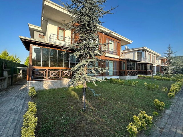 BAŞİSKELE YENİKÖYDE ROYAL CİTY 4+1 SATILIK VİLLA