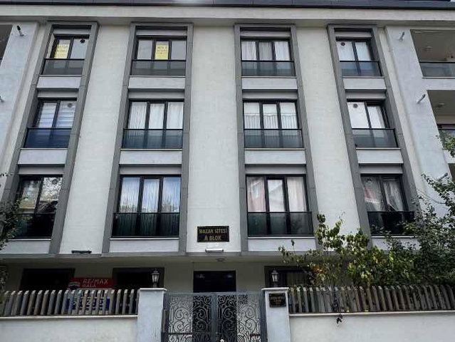 REMAX GALA HADIMKÖY'DE HAZAR SİTESİ KİRALIK 2+1 DAİRE