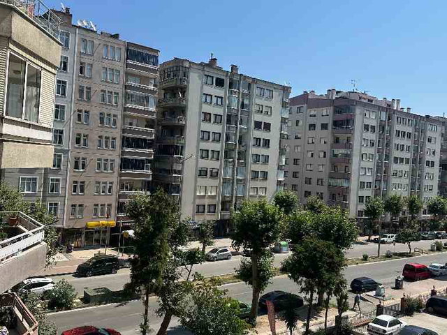 ŞEHRIN GÖBEĞINDE ACIL SATILIK 3+1 BULVARA CEBE ULAŞIM KOLAYLIĞI