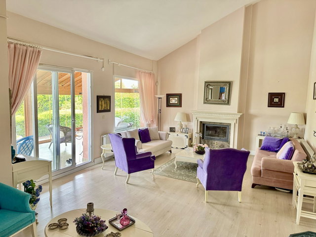 URLA HEKIMKÖY SITESI'NDE SATILIK VILLA ￼