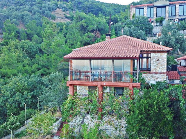GÜRE KAVURMACILAR KÖYÜ'NDE KÖRFEZ MANZARALI, EŞSİZ TAŞ EV
